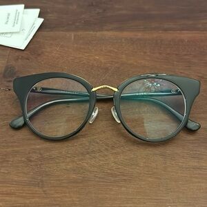 Dita used eyeglasses